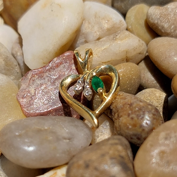 14 carat gold Emerald & Diamond Heart Charm - Picture 4 of 4